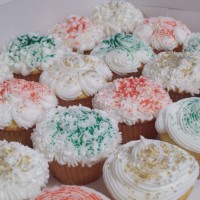 Christmas cupcakes...red, green,gold/silver sprinkles!!